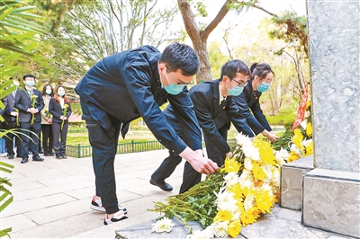 北大学子为烈士献花 供图/北京大学