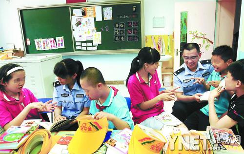 200特殊儿童获赠小黄帽