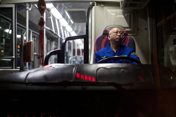 北京:夜班公交司机 温暖都市夜行人