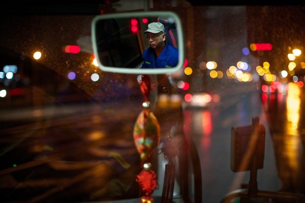 北京:夜班公交司机 温暖都市夜行人