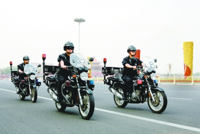 民警驾驶警用摩托车在长安街巡逻.谭志勇摄