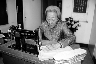 16年不放针线 缝鞋垫送街坊