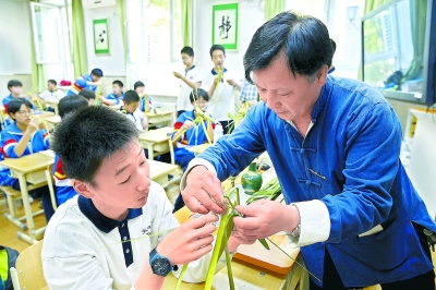 北京非遗促进会的艺术家们将非遗项目引进校园,给同学们带来了糖画_手工小制作 周良 摄 5月17日下午,北京五中分校和国子监中学举办第二届传统文化进校园活动。北京非遗促进会的艺术家们将非遗项目引进校园,给同学们带来了糖画、水晶花、空竹、风车、泥塑、皮影、脸谱等15个项目的表演与展示。老艺人们还走进教室,以互动方式让学生零距离接触面人、风车、麦秆画、草编、布艺、风筝、葫芦彩绘等中国优秀传统民间手工艺制作过程。 (责任编辑:宋孟娟)