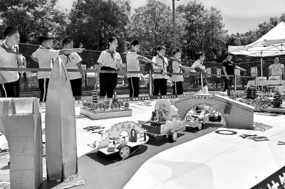 学生制作运河全景图