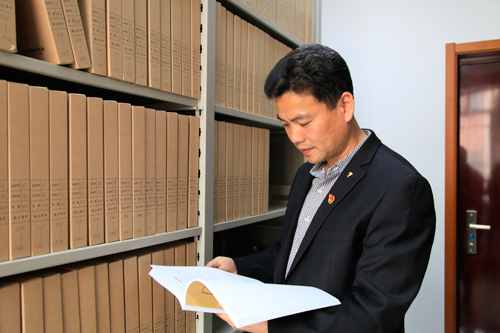 王茂华在查阅档案