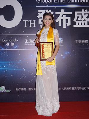 张栗坤:全国"金话筒" 最美"铁娘子"