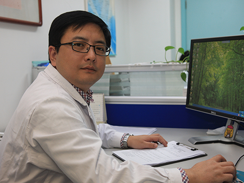 李鑫主任在医生办公室工作