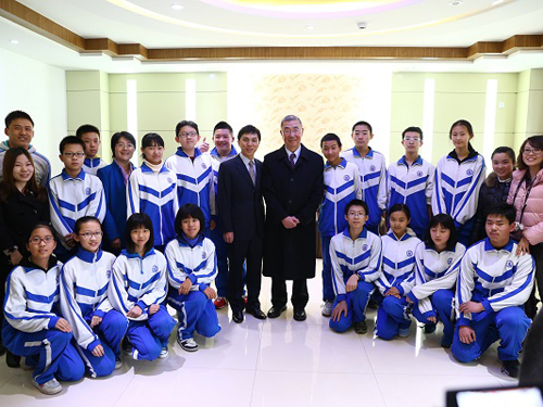 丁肇中教授与北师大三帆中学朝阳学校师生合影.jpg