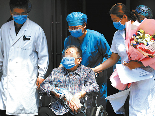 北京首例“脱机”新冠患者出院