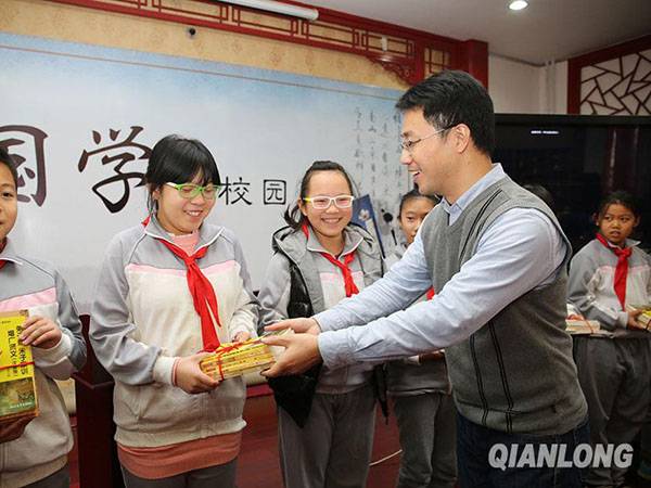 中国人民大学文学院副教授朱子辉向北长街小学学生赠送国学书籍.