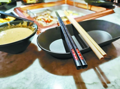 对61家餐馆进行全面检查,督促各餐馆张贴标识,主动摆放公筷公勺,并