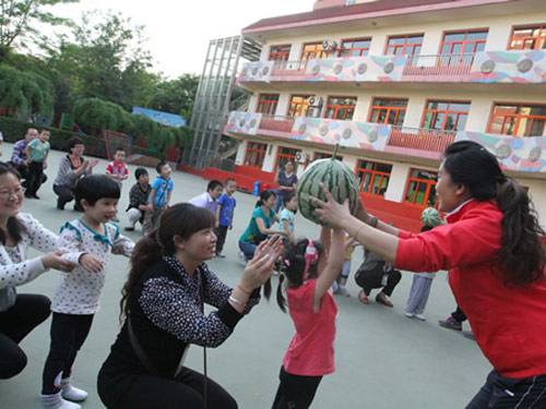 石景山区实验幼儿园举行迎六一亲子游戏活动(图)