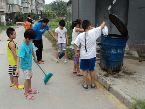 丰台区长辛店街道东山坡社区开展"我是环保小卫士"公益劳动(图)