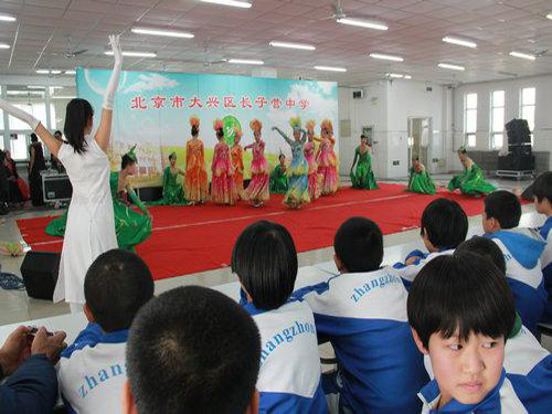 大兴区长子营中学组织学生观看残疾人艺术团演出(图)