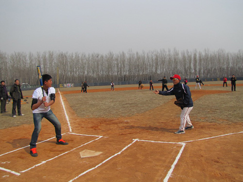 北京第二实验小学平谷分校工会组织教职工软式棒垒球体验活动(图)