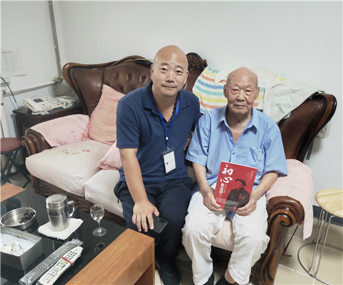 丰台区马家堡街道嘉园二里社区为老干部刘凤瑞送初心