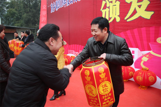 县委书记唐廷教为群众颁发红灯笼