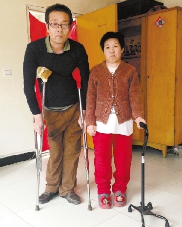 赵万海和妻子出行都得拄着拐